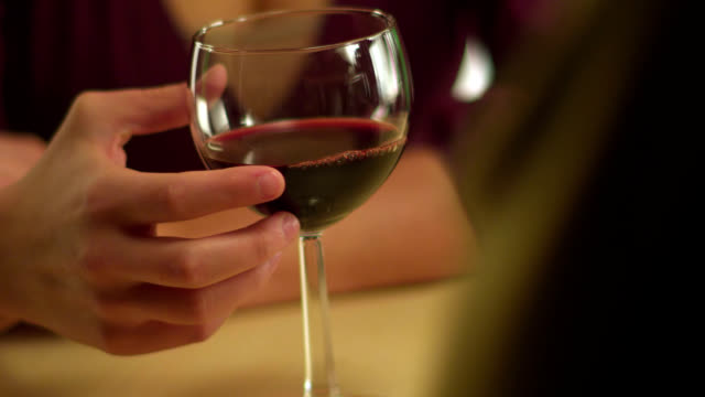 Frau-trinkt-Wein-aus-einem-Glas-Wein