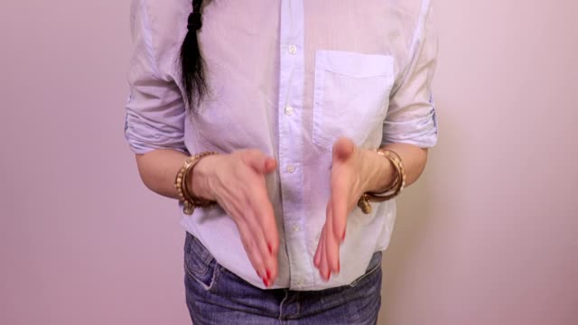Woman-talking-and-moving-hands