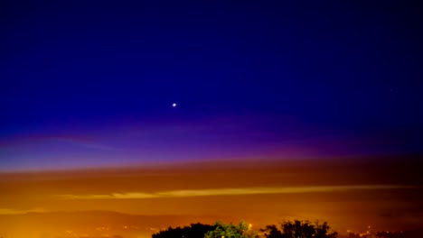 Lapso-de-tiempo-de-la-mañana-de-cielo-nublado