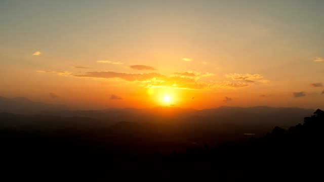 Zeitraffer-der-schöne-helle,-Sonnenaufgang-oder-Sonnenuntergang-über-tropischen-Regenwald-Landschaft-zu-Thailand-anzeigen