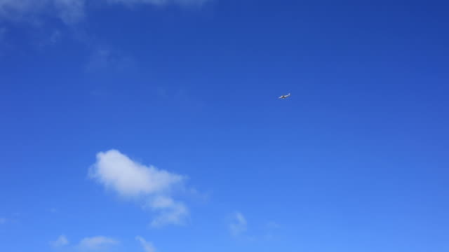 Flugzeug-fliegen-in-einen-blauen-Himmelshintergrund