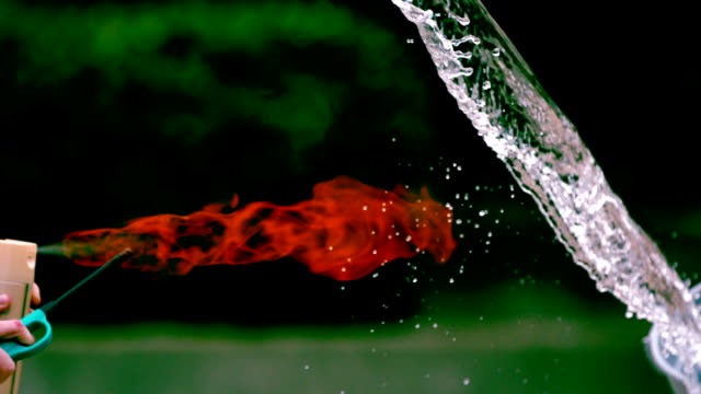 Slow-Motion-Feuer-und-Wasser-kollidieren