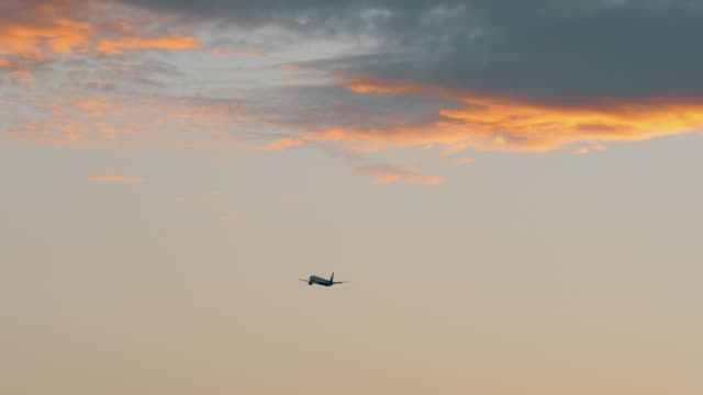 Airplane-flying-in-the-evening-sky