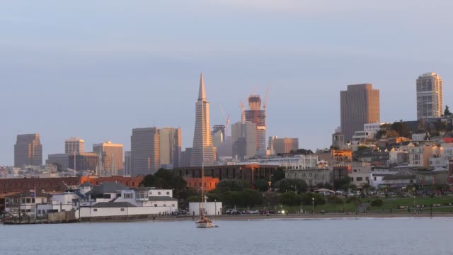 San-Francisco-skyline-in-der-Abenddämmerung