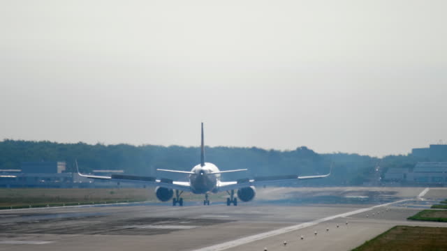 Widebody-airplane-landing-at-morning