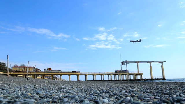 Das-Flugzeug-landet-über-Strand-Meer