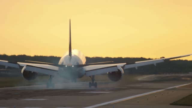 Airplane-landing-at-the-early-morning