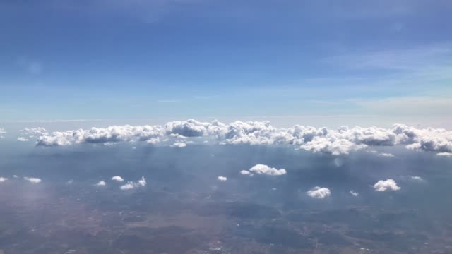 Aerial-Himmelblau-und-Wolken-am-Tag-der-Sonne