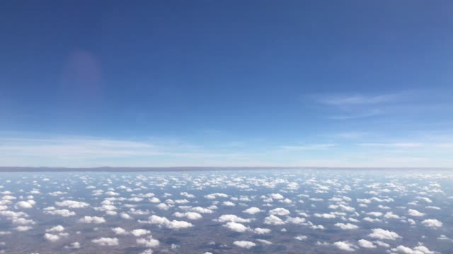 Aerial-Himmelblau-und-Wolken-am-Tag-der-Sonne