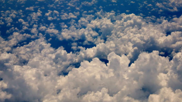 Video-Blick-vom-Flugzeugfenster-während-des-Fluges-durch-die-Wolke-und-Bluesky-im-Transportwesen-oder-Reisen-Sie-Konzept.
