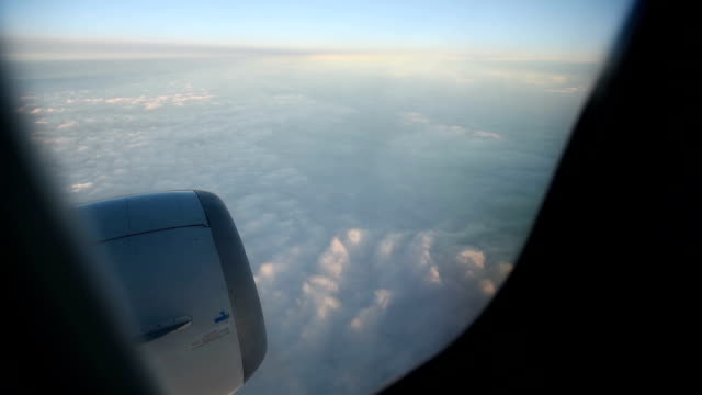 Blau-und-weiß-wolken-gesehen-durch-das-Fenster-des-Jet-Flugzeug-in-hellen,-sonnigen-Tag.-HD-video-High-Definition