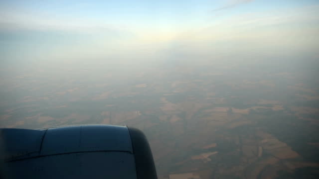 Paisaje-visto-a-través-de-la-ventana-del-avión-a-reacción-en-día-soleado.-HD-vídeo-alta-definición