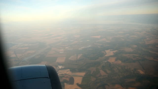 Lanscape-gesehen-durch-das-Fenster-des-Jet-Flugzeug-in-hellen,-sonnigen-Tag.-HD-video-High-Definition