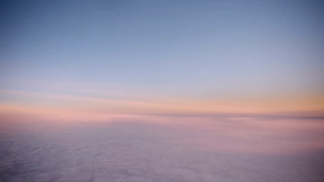 Lila-Wolken-bei-Sonnenuntergang-durch-das-Fenster-des-Jet-Flugzeug-gesehen.-HD-video-High-Definition