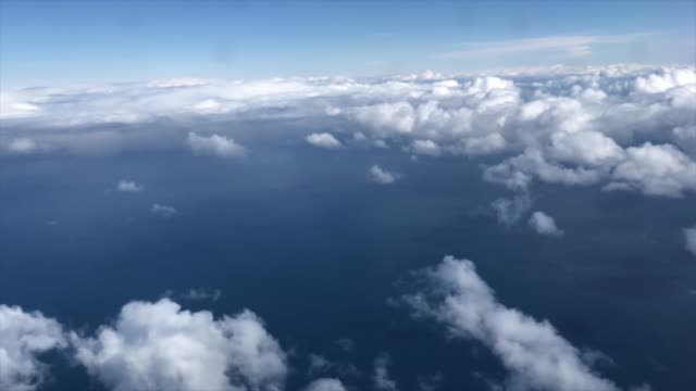 Fliegen-über-den-Wolken