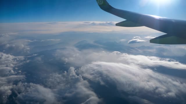 Schöne-Aussicht-über-Flugzeugfenster,-Flugzeug-fliegen-über-Stadt-in-Bergen