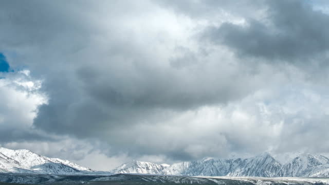 Nebel-und-Wolken-über-die-schneebedeckten-Gipfel-der-Berge-in-Kasachstan.-Timelapse-FullHD