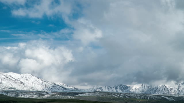 Wolken-über-den-Gipfeln-des-Tian-Shan-Gebirges-in-Kasachstan.-Timelapse-FullHD