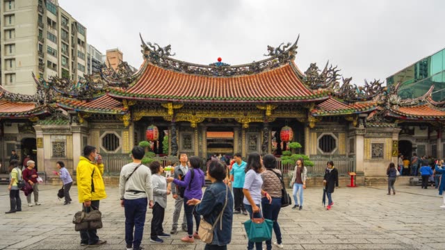 Timelapse-del-Templo-Longshan-con-multitud-de-turismo-en-Taipei,-Taiwán-lapso-4K