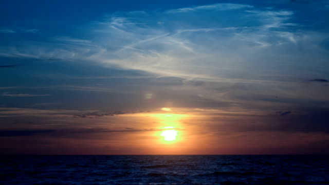 Sonnenuntergang-in-den-Wolken-und-auf-dem-Meer