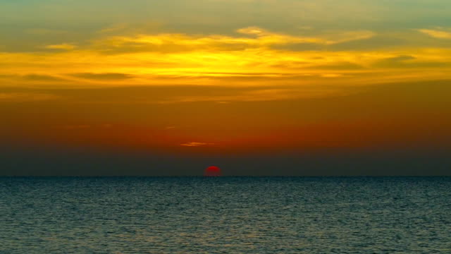 Schönheit-der-Landschaft-mit-Sonnenaufgang-über-dem-Meer---Zeitraffer