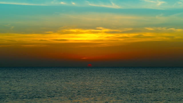 Schönheit-der-Landschaft-mit-Sonnenaufgang-über-dem-Meer---Zeitraffer
