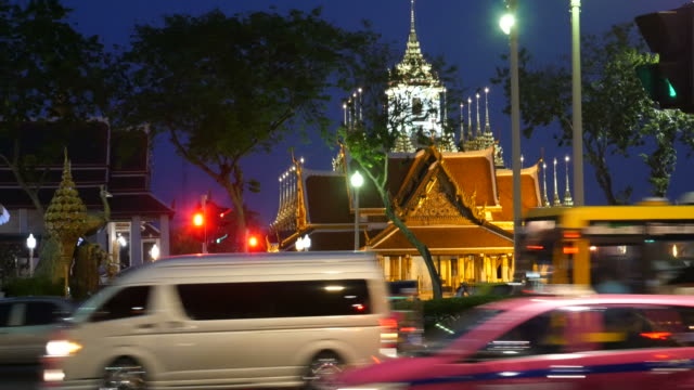 Tráfico-y-templo-en-Bangkok