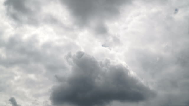 Hermosas-nubes-blancas-se-disparan-a-través-de-la-pantalla-de-manera-de-lapso-de-tiempo-sobre-un-fondo-azul-intenso.