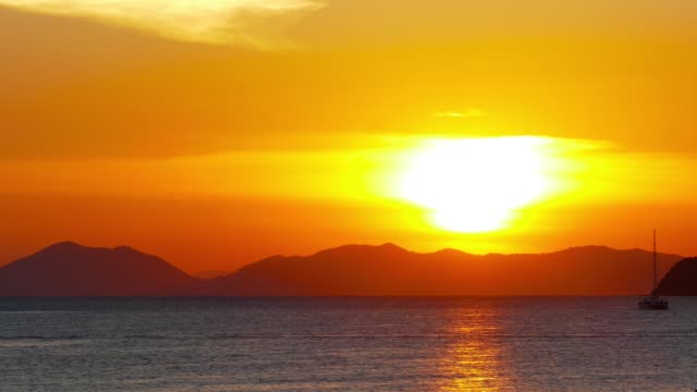 Barcos-de-cola-larga-en-puesta-del-sol,-Tailandia,-timelapse