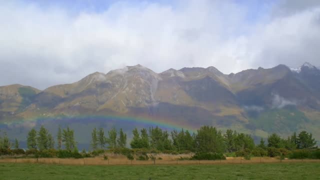 Regenbogen-am-Fuße-eines-Berges
