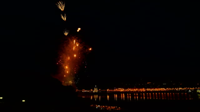 Schönen-Feuerwerk-über-der-Bucht