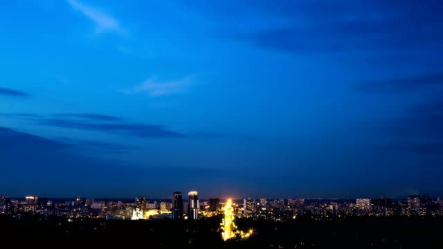 Verkehr-Zeitraffer-von-Kiew.-Blick-auf-die-Skyline-der-Stadt-bei-Sonnenuntergang.