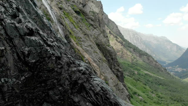 Seguimiento-y-top-tiro-de-aire-de-una-corriente-de-agua-que-salpica-la-cascada-en-un-muro-de-roca-en-las-montañas-del-Cáucaso.-Todo-el-chorro-de-la-cascada
