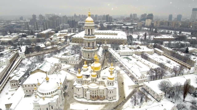 Kiewer-Höhlenkloster-Lawra.-Fallender-Schnee-im-Winter.-Kiew,-Ukraine