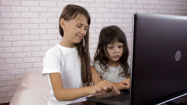 Children-at-the-computer.