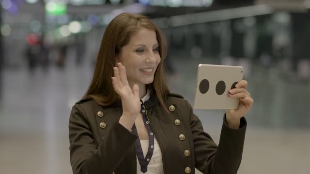 Fröhliche-junge-kaukasischen-Frau-Surfen-im-Internet-mit-einem-digital-Tablette