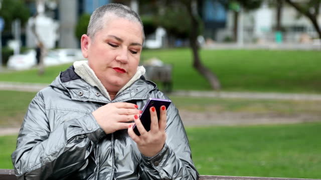 Mujer-con-smartphone-en-al-aire-libre