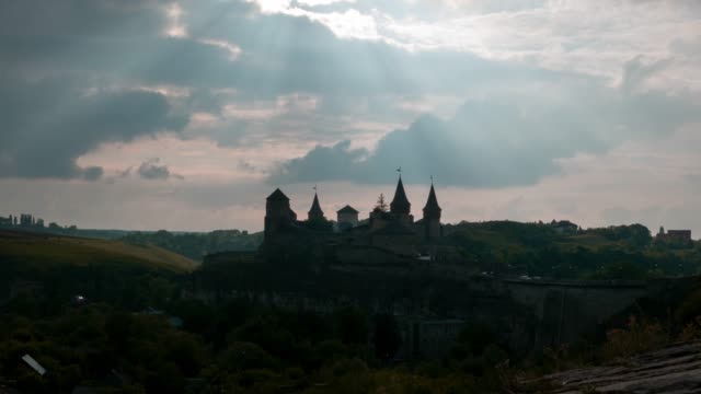 Timelapse-de-la-silueta-del-castillo-medieval-de-la-fortificación-Kamianets-Podilskyi