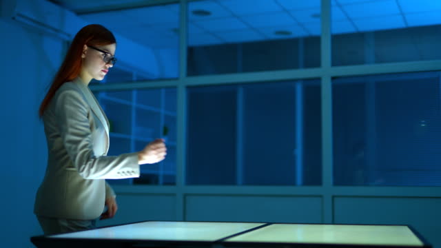 La-mujer-en-gafas-trabajando-con-una-pantalla-virtual
