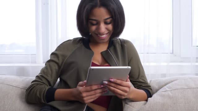 Teenager-Mädchen-mit-digital-Tablette-zu-Hause