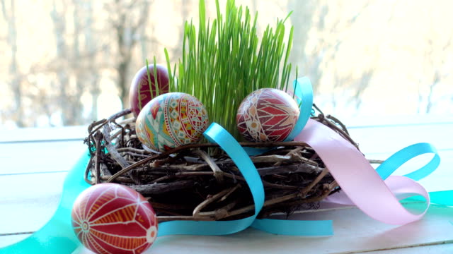 hausgemachte-Nest-mit-der-Gruppe-von-Easter-eggs