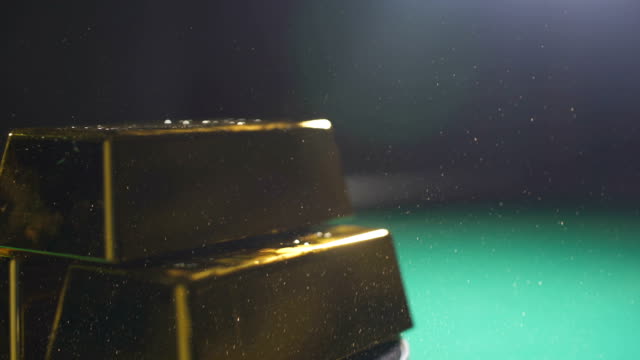 Barras-de-oro-que-giran-en-la-mesa-de-juego-verde,-apuestas-ganadoras-de-Casino,-lotería-Jackpot