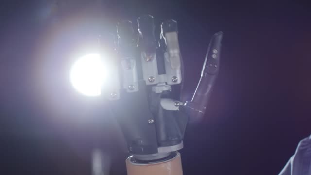 Futuristische-bionische-Prothesen-Hand