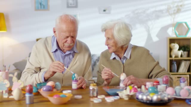 Pareja-de-ancianos-pintura-huevos-de-Pascua