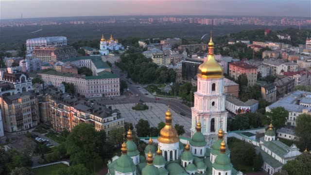 Flug-bei-Sonnenuntergang-über-der-St.-Sophia-Kathedrale,-Kiew,-Ukraine