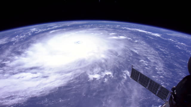 Erde-aus-dem-All-gesehen.-zyklon.-Nasa-Public-Domain-Imagery