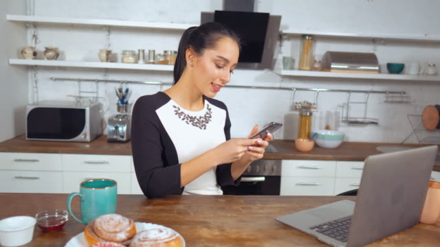 Schöne-Pretty-Lady-Holding-Smartphone-auf-Küche