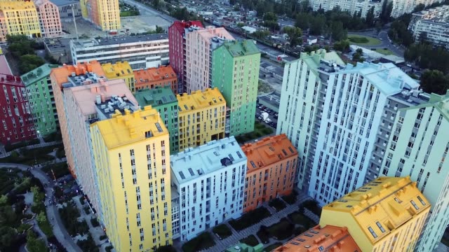 Edificios-coloridos-de-un-distrito-residencial,-disparos-aéreos-desde-un-dron-en-Comfort-Town.-Kiev,-Ucrania