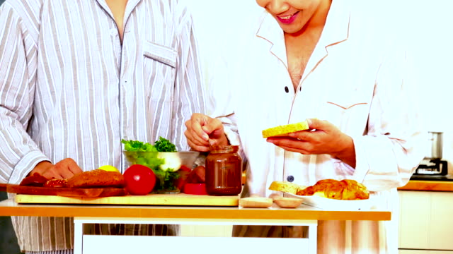 Glück-homosexuell-Paar-Zubereiten-Essen-in-der-Küche-am-Morgen-und-ein-Frühstück.