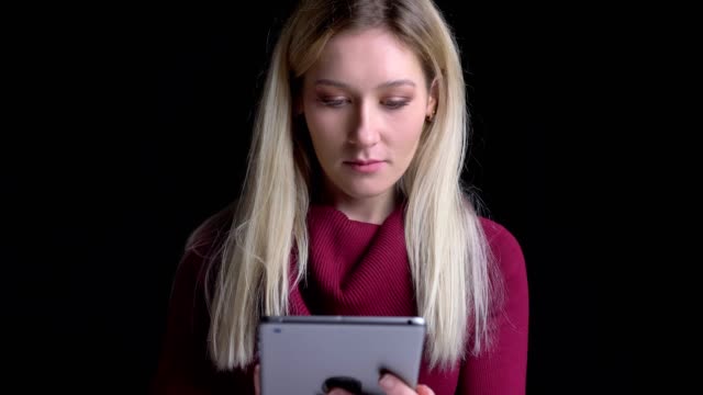 Nahaufnahme-von-jungen-hübschen-kaukasischen-Frau-mit-dem-Tablet-vor-der-Kamera